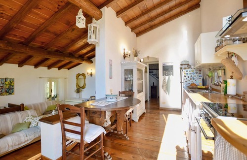 Camaiore House | In the midst of a beautiful mountain world, this cozy vacation home welcomes you.