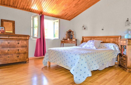 Suze-la-Rousse House | In this beautiful vacation home with pool you can enjoy a relaxing vacation.