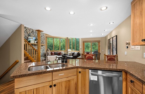 Lutsen House | In Unit Hot Tub Game Room Bar Ski in Ski out Gym