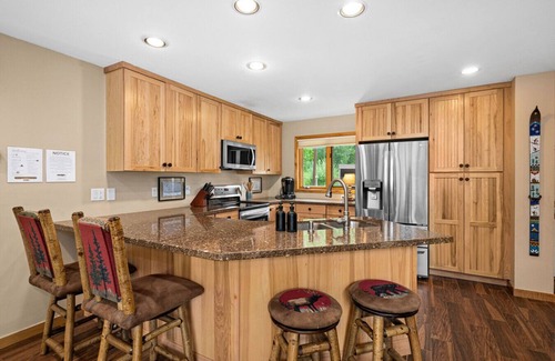 Lutsen House | In Unit Hot Tub Game Room Bar Ski in Ski out Gym