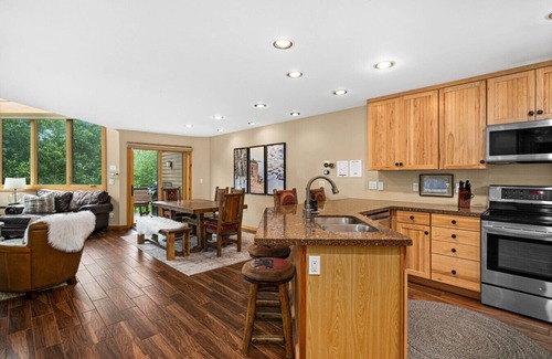 Lutsen House | In Unit Hot Tub Game Room Bar Ski in Ski out Gym