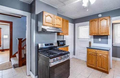 South Wedge House | In-Unit Laundry, Parking, 1GB WiFi, & Patio Deck