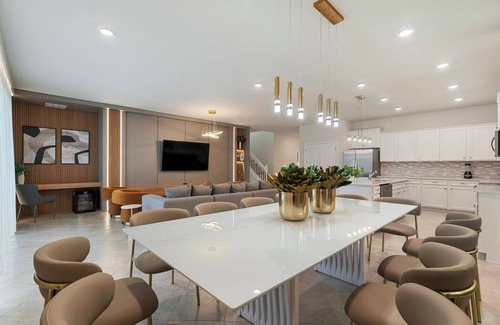 Sunrise Lakes House | Incredible 10Bd SummerKitchen Windsor Cay