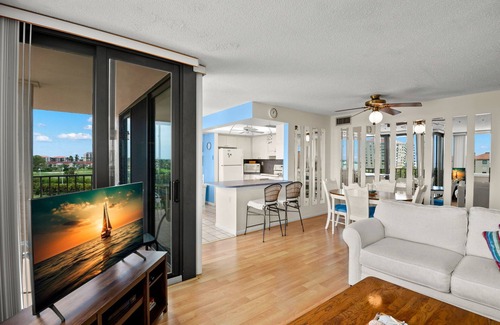 Palma del Mar Condo | Incredible 6th floor penthouse condo with souther water views of Tampa Bay!