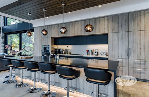 Baysville Cottage | Incredible Modern 6 bdrm, 5 bath Open-Concept Cottage on Lovely Lake of Bays!