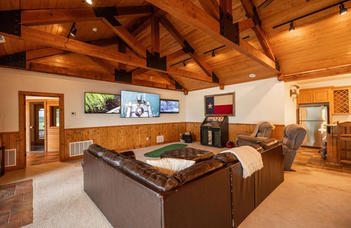 Burkburnett House | Incredible Ranch Retreat To Yourself - 7-bedroom Estate On The River