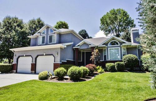 Sandy House | Incredible Sandy Home with Large Deck, Mins to Skiing
