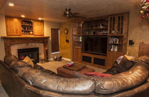Sandy House | Incredible Sandy Home with Large Deck, Mins to Skiing