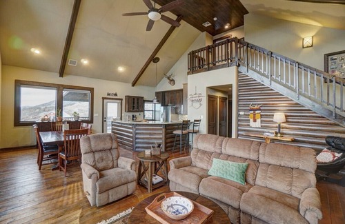 Medicine Park Cabin | Incredible View! Large Deck Hot Tub 3Bedrm2Bath 6Beds EarthKeeperCabin! 8guest