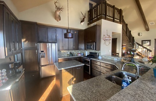 Medicine Park Cabin | Incredible View! Large Deck Hot Tub 3Bedrm2Bath 6Beds EarthKeeperCabin! 8guest