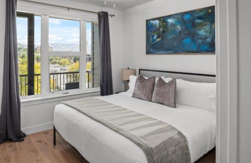 Downtown Salt Lake City Apartment | Incredible views! Pool,Gym,HTub