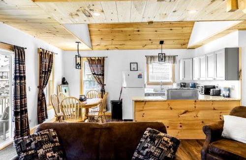 Greenville House | Incredible Wooden Cabin with Fire Pit and Barbecue in Greenville, Maine