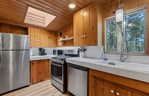 Crestline Cabin | IncredibleViews! Pet & Family Friendly, PoolTable!