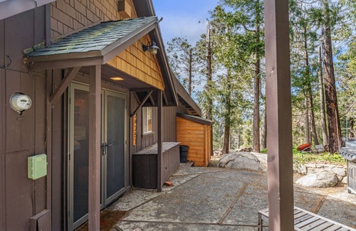 Crestline Cabin | IncredibleViews! Pet & Family Friendly, PoolTable!