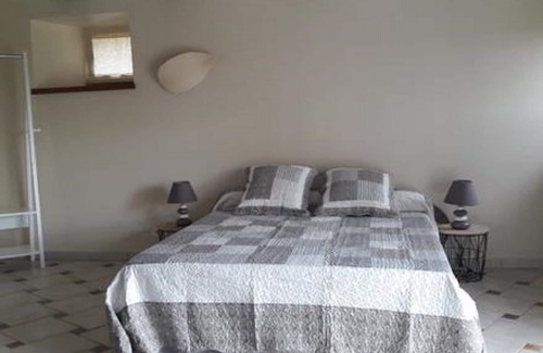 Castelnau-de-Mandailles Bed & Breakfast | Independent room with shared pool