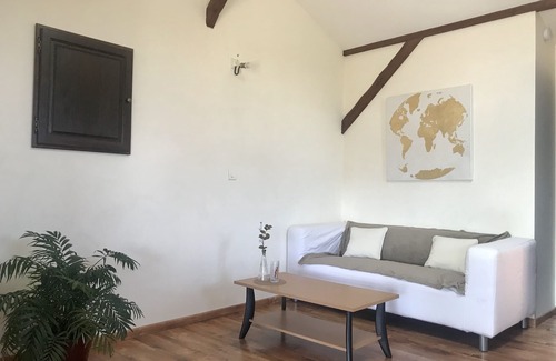Le Born Apartment | Independent apartment in house.