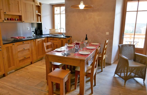 Samoens House | Independent apartment in a beautifully renovated old house in the village center