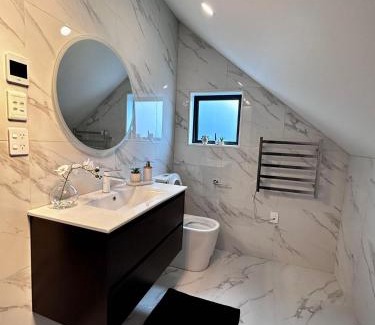 Auckland Bed & Breakfast | Independent Bathroom, Free Carpark 10B-3
