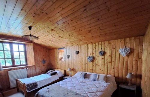 Montaigut-le-Blanc Cottage | Independent cherry cottage with garden for up to 8 people near Besse.