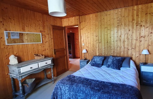 Montaigut-le-Blanc Cottage | Independent cherry cottage with garden for up to 8 people near Besse.