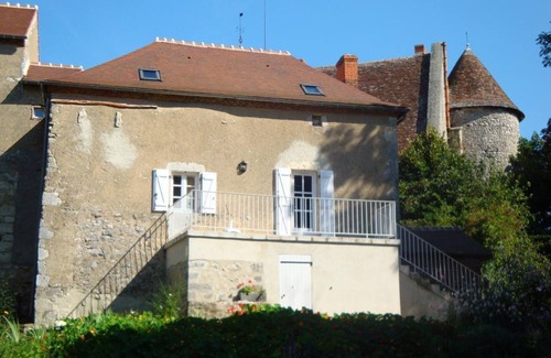 Ebreuil Cottage | Independent house with terrace, WIFI, garden, near castle