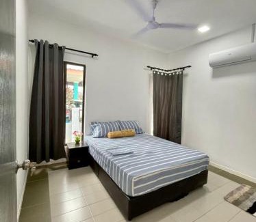 Jenjarom House | Inderaloka Villa 23B Free Parking