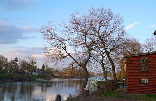 Miller Beach Cottage | Indiana Dunes GuestSuite. On Calumet Lagoon. 3blks to beach/Lake Michigan. Bikes
