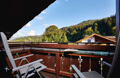 Garmisch-Partenkirchen Apartment | Individual 40 sqm attic apartment with open roof truss and balcony access