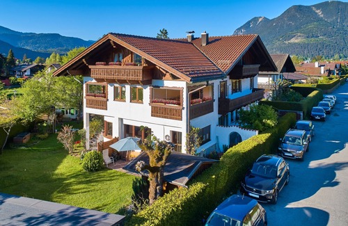 Garmisch-Partenkirchen Apartment | Individual 40 sqm attic apartment with open roof truss and balcony access