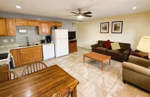 Pinetop Condo | Indoor Pool Bliss in the Pines 1BR Suite