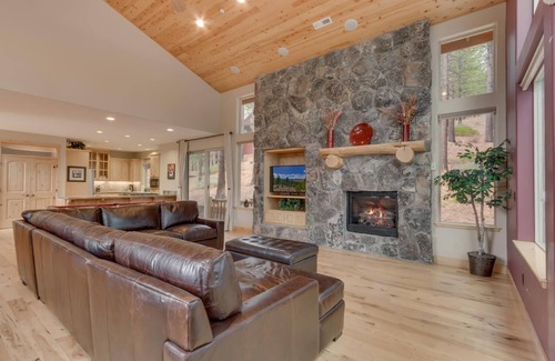Montgomery Estates House | Indoor Pool, Arcade, Spa, Sauna, AC, Shuffleboard, Pool Table, 5min to Heavenly – Evergreen Estate