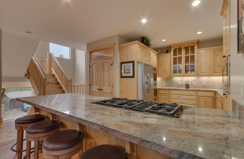 Montgomery Estates House | Indoor Pool, Arcade, Spa, Sauna, AC, Shuffleboard, Pool Table, 5min to Heavenly – Evergreen Estate