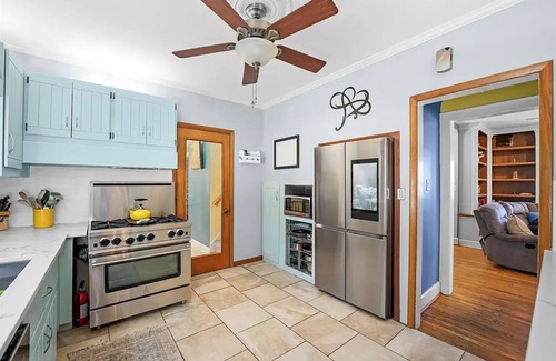 Ottawa House | Indoor pool, Hot Tub, Sauna, Sleeps 13, 4B4Ba, Walk to Downtown Ottawa & River