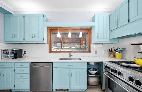 Ottawa House | Indoor pool, Hot Tub, Sauna, Sleeps 13, 4B4Ba, Walk to Downtown Ottawa & River