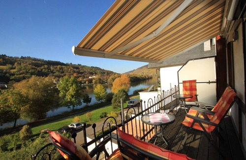 Zell Apartment | Indoor swimming pool, sauna, steam bath daily 2h for single use, directly on the Moselle bank Balcony