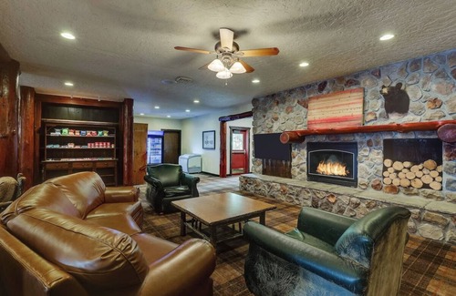 Columbia Hotel | Indulge in Columbia's Rustic-Charm Suites with Heated Pools & Bar