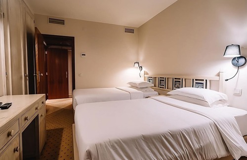 Sao Sebastiao da Pedreira House | Indulge in Home-Like Comfort Two Spacious 1BR Apartment with City View!