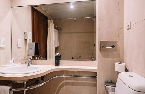 Sao Sebastiao da Pedreira House | Indulge in Home-Like Comfort Two Spacious 1BR Apartment with City View!