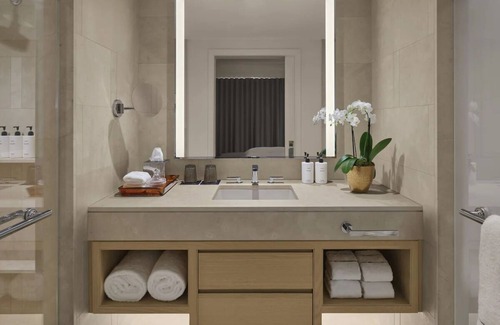 Back Bay East Hotel | Indulge in Opulent Comfort! Pet-friendly Property, Minutes to Carson Beach