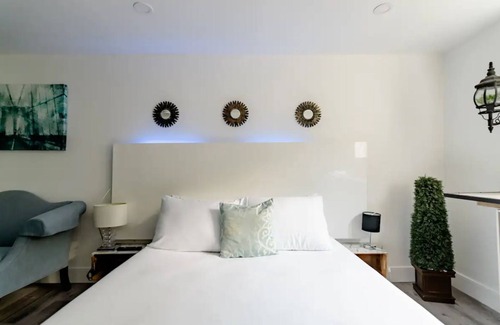 Barrie House | Indulge in style : Experience Executive Elegance at Our Stunning Home BNB Suites