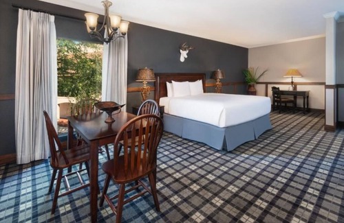 Boerne Hotel | Indulge in Upscale Hill Country Living: Golf, Free Parking & Multiple Pools