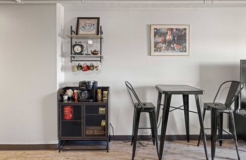 Downtown Des Moines Apartment | Industrial BOHO Apartment -Free Parking- 5 mins from Drake University-Downtown