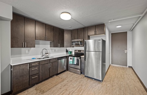 Downtown Des Moines Apartment | Industrial BOHO Apartment -Free Parking- 5 mins from Drake University-Downtown