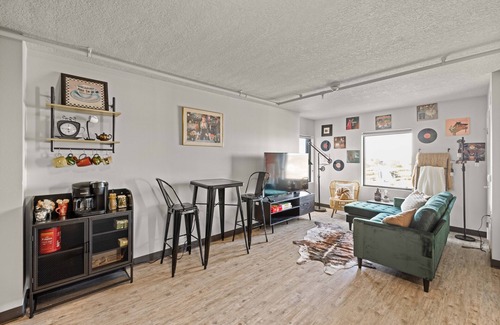 Downtown Des Moines Apartment | Industrial BOHO Apartment -Free Parking- 5 mins from Drake University-Downtown