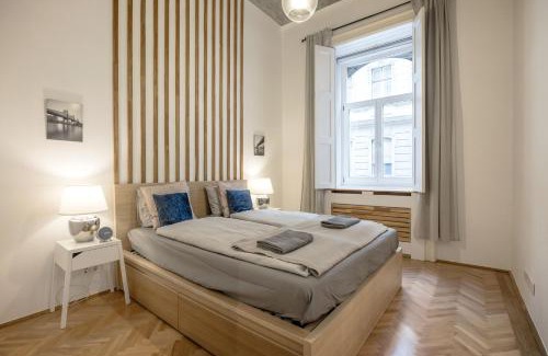 Belso-Ferencvaros Apartment | Industrial Fantasy Apartment