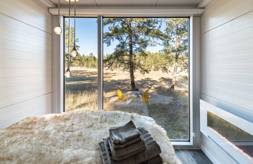 Custer Cabin | Industrial, modern micro cabin in the forest