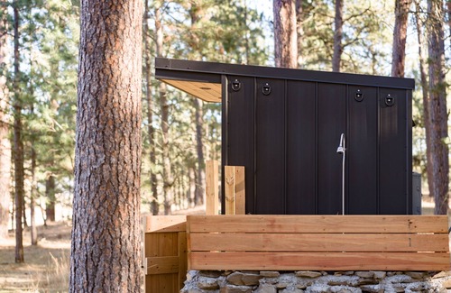 Custer Cabin | Industrial, modern micro cabin in the forest
