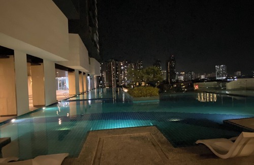 Kampung Puah Seberang Apartment | Infinite Pool! Room in Kuala Lumpur