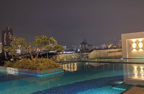 Kampung Puah Seberang Apartment | Infinite Pool! Room in Kuala Lumpur