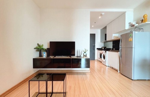 Phra Khanong Nuea Apartment | Infinity Pool/Sky Bar/City View/1 min walk to BTS/W District/Family Friendly